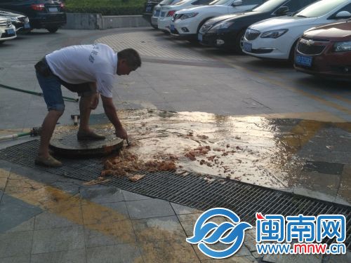 工作人员正在疏通下水道