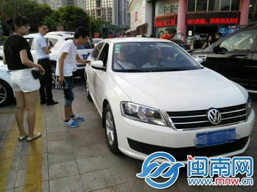 热心的钟先生在现场提醒车主减速前行，小心路滑
