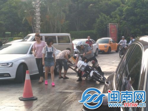 一巡警在路面上摔倒