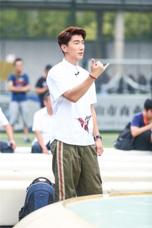 《我们来了》张亮当秀导玩跨界 指导刘嘉玲华