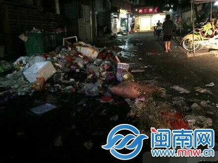网友供图 厦门黄厝篮球场边垃圾成堆漫延至路面 