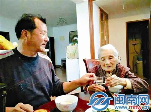 母亲在时，高泽漳每天都要陪她小酌两杯，聊聊家常