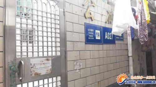 公厕停用大半年没人修 整条路因此臭气熏天