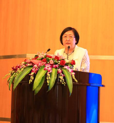 说明: 3 厦门眼科中心院长黎晓新教授主持