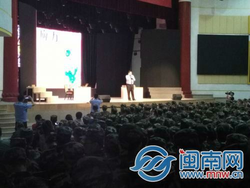 王警官正在台上演讲