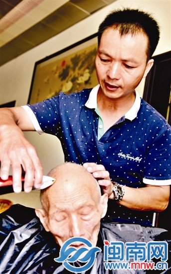 父亲喜欢儿子给他剃头，每个月剃一次