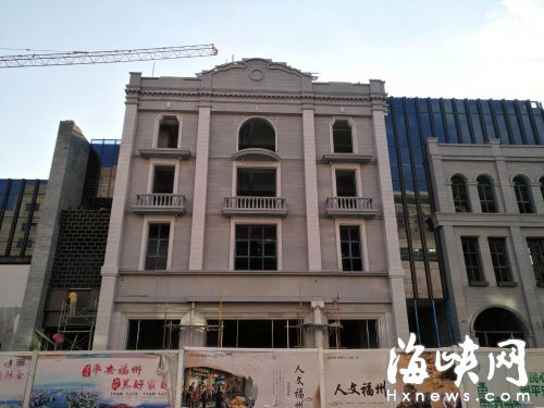 仿古西洋建筑周围交错着玻璃幕墙