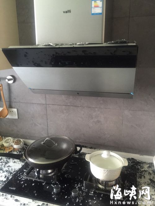 灶台上落满钢化玻璃碴