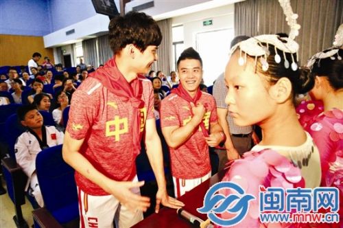 林超攀、施嘉洛返乡 获晋江市政府表彰(图)