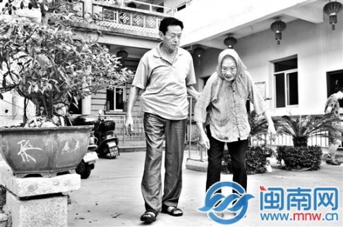 每天早上，蔡炳杰都会到服务站，带母亲在院里散散步