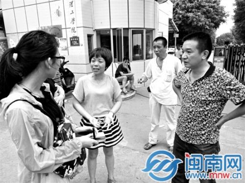 張磊父母親向記者介紹相關(guān)情況