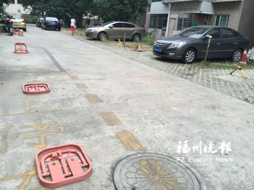 居民私装地锁占车位。