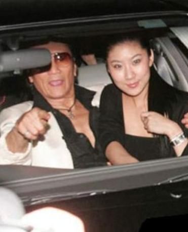 80岁谢贤与小46岁女友逛街 谢贤风度翩翩女友气色佳(图)-闽南网