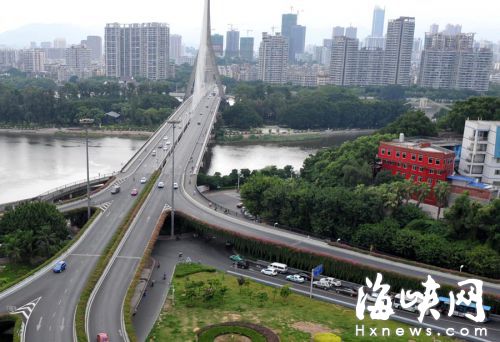 目击者称，少年骑行在机动车车道，准备拐弯时电摩直接撞上路中间隔离花栏