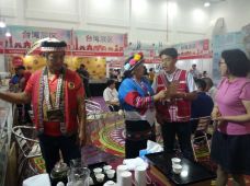 来自台湾的少数民族介绍当地产品