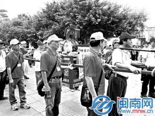 台湾梧棲朝元宫信众带来妈祖神像，共同巡游