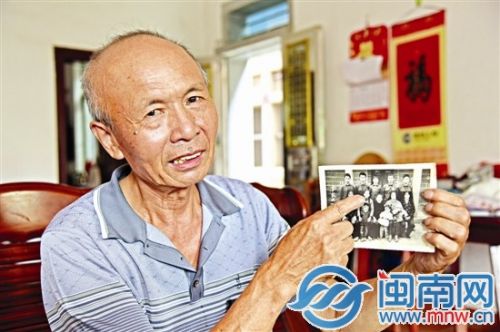 看着早年的全家福，王中民又想起和母亲相处的幸福时光