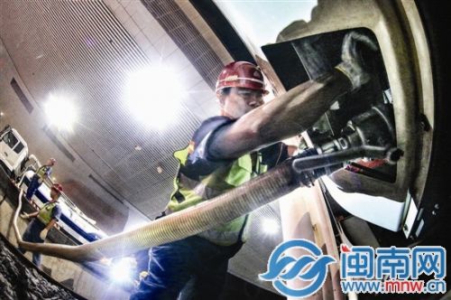 打开动车存污箱盖板，将管子连接好