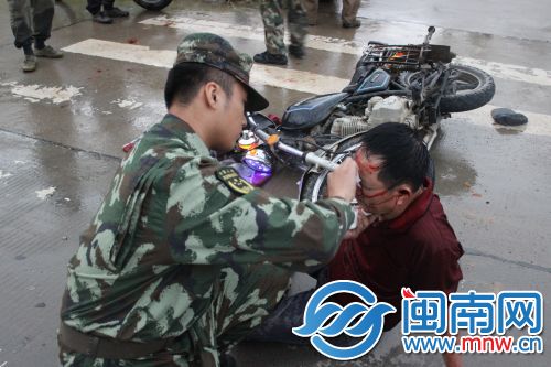 中队卫生员立即进行救护救2