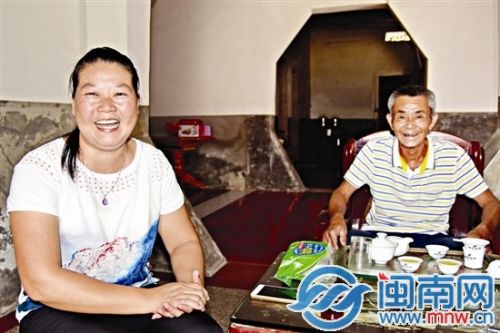 从学校下班回到家里，吴秀云还要抢着做各种家务，20年从无怨言