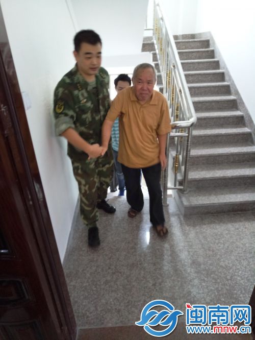 边防官兵将林老伯搀扶上楼