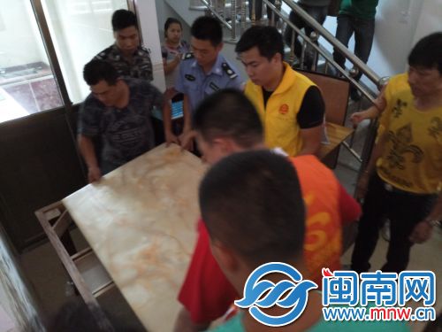 大伙给林老伯家里搬来新的家具