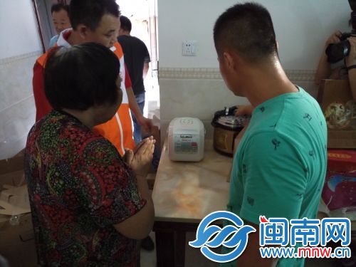 海尾村书记林世成，为陈阿婆讲解电器使用方法