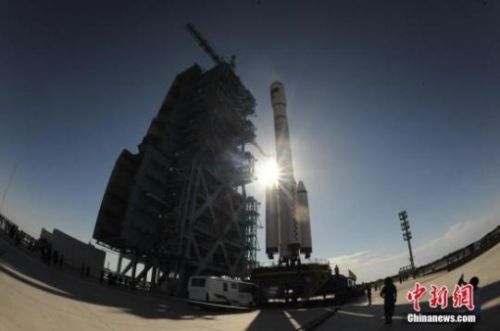 中国天宫二号空间实验室将于9月15日22时04分发射。图为天宫二号空间实验室与长征二号F T2火箭已垂直转运至发射塔架。 孙浩 摄 中国天宫二号空间实验室将于9月15日22时04分发射。图为天宫二号空间实验室与长征二号F T2火箭已垂直转运至发射塔架。 孙浩 摄