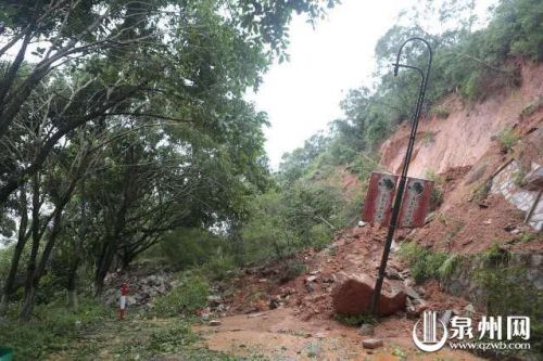 清源山一处山体滑坡完全堵塞北山公路 景区已实行封闭