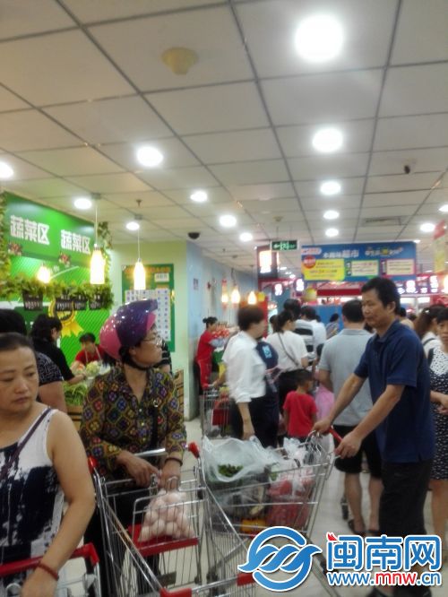 中闽百汇超市人头攒动