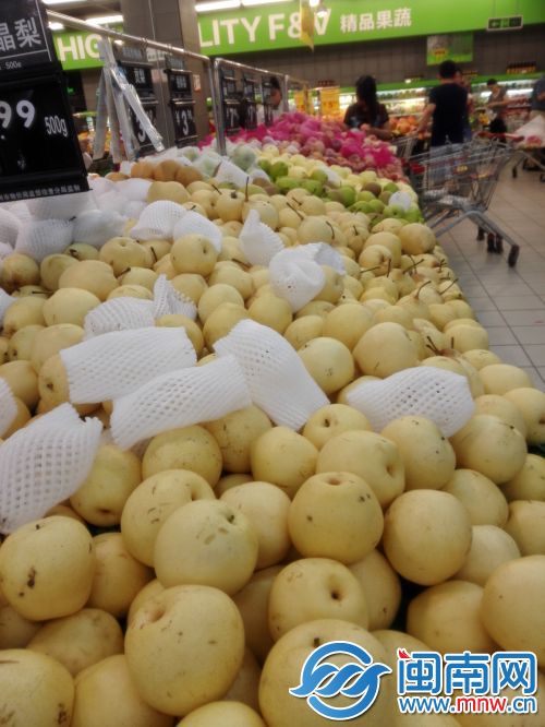 永辉超市商品架货物充足