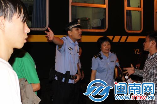 铁警进行旅客疏导工作