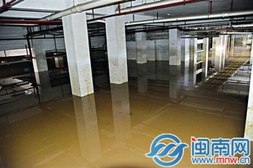 西湖豪庭地下车库被泡水汽车全在水底
