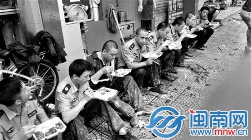 台风过后，一切都在恢复。不管是人是物，那些定格在镜头里的画面，值得我们慢慢回味和思考。