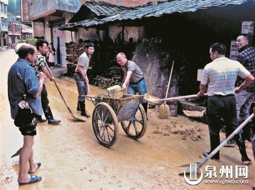 安溪县干部群众自发清淤保畅通 安溪县干部群众自发清淤保畅通