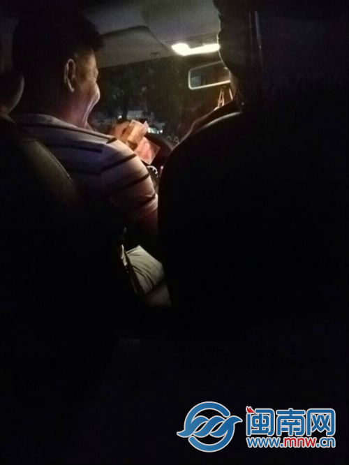 拉车师傅收到钱后准备拍照