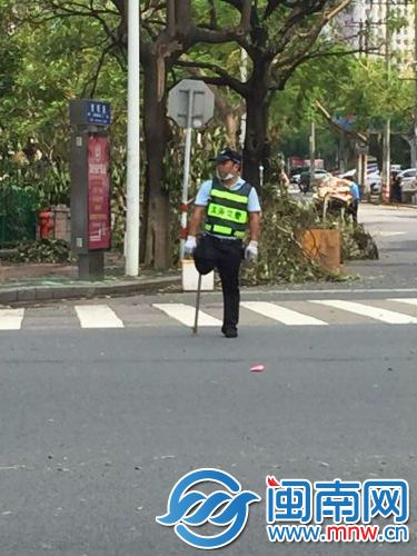 　　厦门街头处处现动人救援画面