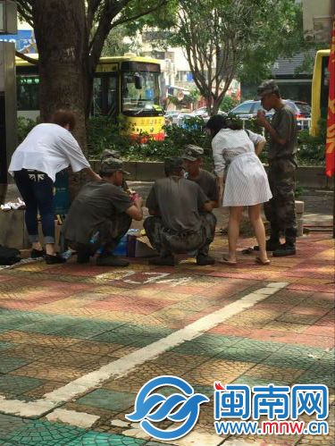 路人递食物志愿者帮忙