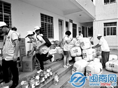 千辛万苦送去物资，也给灾民带去希望和感动