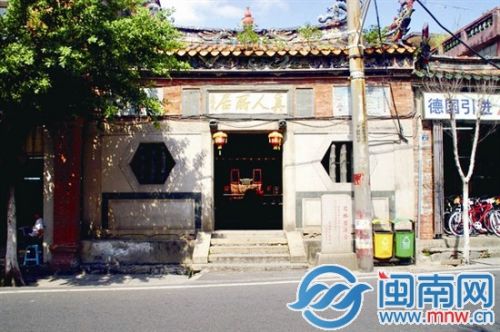 坐落在中山路上的花桥宫，宫门不大，门口立有石碑（资料图）