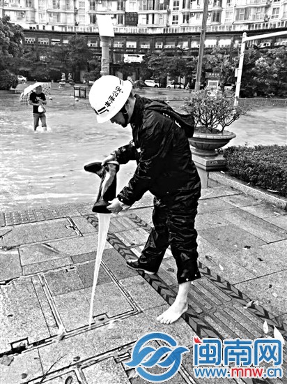 全身湿透，连雨鞋里都灌满了水