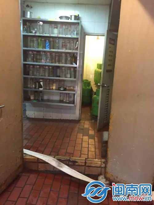 厨房内摆放着液化汽瓶