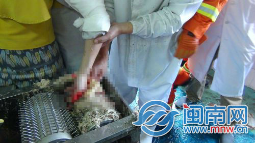 左手被死死地卡在机台上