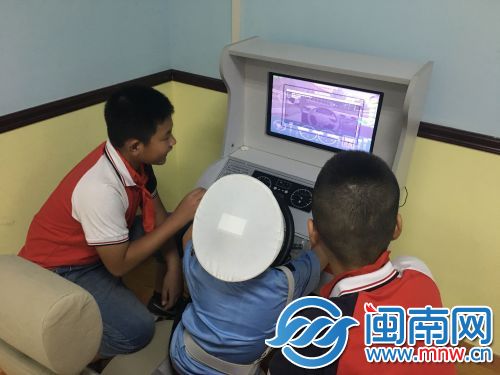 图说：基地配备汽车驾驶模拟器供学生使用