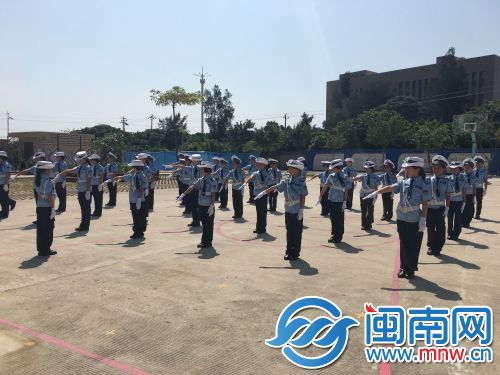 图说：学生在基地里学习指挥操