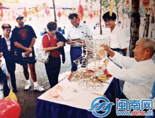 苏老师为外国友人演示花灯制作