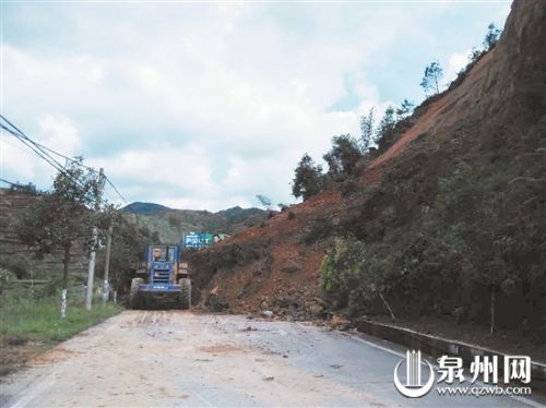 突发山体滑坡，公路被阻断。