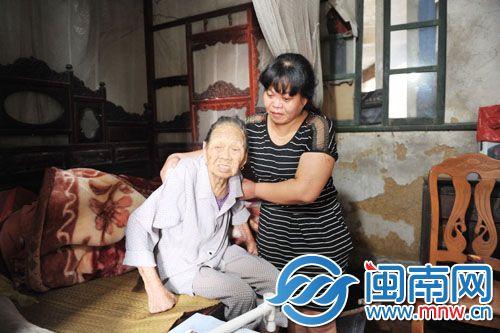 婆婆常无端感到害怕，林琼燕每次都会抱紧她