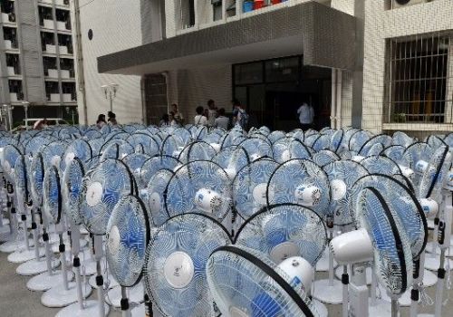 甲醛超标校方发风扇 网上传言“露宿操场”引发热议
