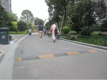 事故后设置的减速带